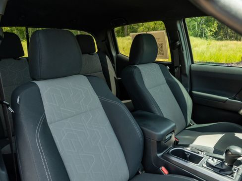 Used 2020 Toyota Tacoma TRD Sport w/ Technology Package RWD image 19