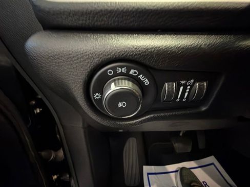 Used 2022 Chrysler Pacifica Touring-L w/ Uconnect Theater Family Group FWD image 30