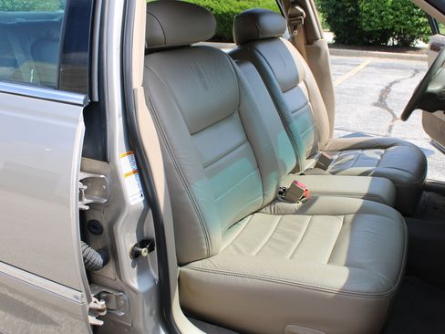 Used 2002 Lincoln Town Car Executive RWD image 12