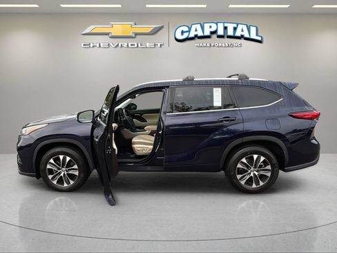 Used 2020 Toyota Highlander XLE FWD image 3