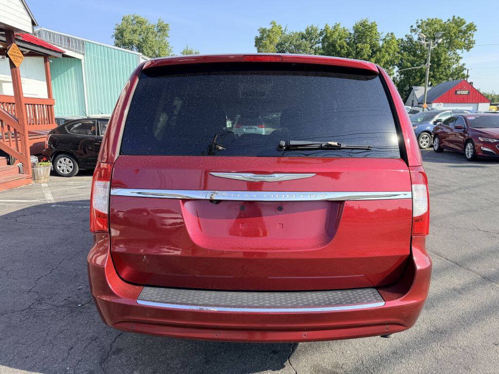 Used 2013 Chrysler Town & Country Touring-L w/ Driver Convenience Group FWD image 4