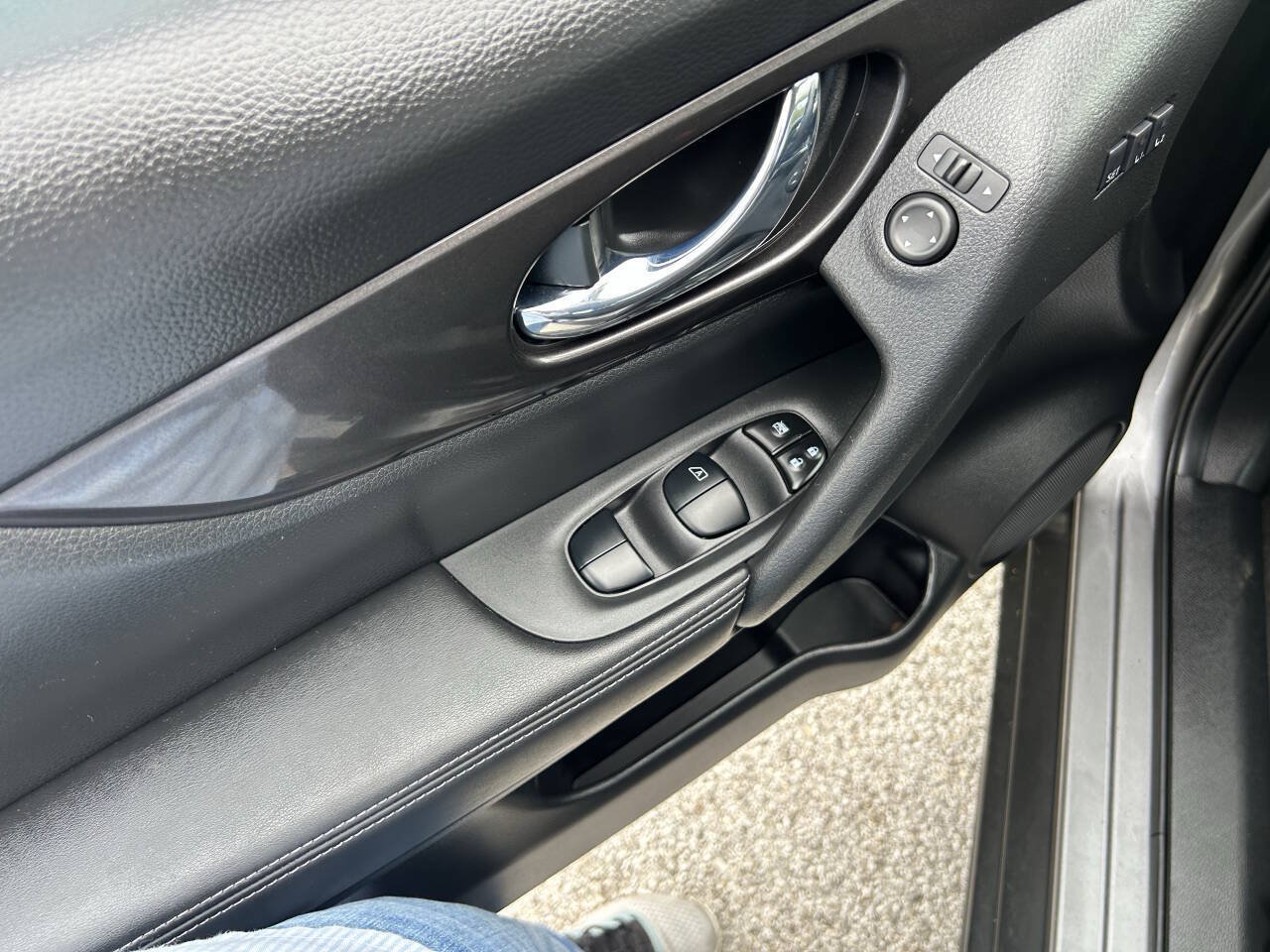 Used 2019 Nissan Rogue SV w/ Premium Package FWD image 19