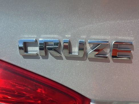 Used 2017 Chevrolet Cruze LS FWD image 5