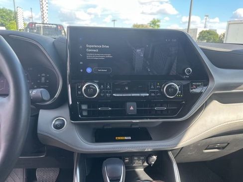 Used 2024 Toyota Highlander Platinum FWD image 22