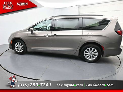 Used 2017 Chrysler Pacifica Touring-L FWD image 17