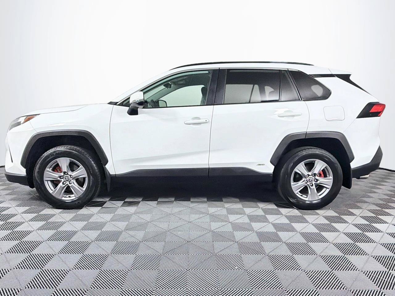 Used 2022 Toyota RAV4 XLE w/ XLE Grade Weather Package AWD/4WD image 7