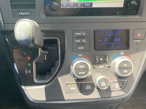 Used 2016 Toyota Sienna SE w/ SE Preferred Package FWD image 17