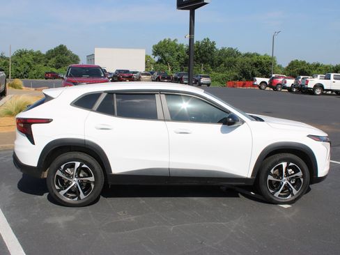 Used 2024 Chevrolet Trax RS FWD image 9