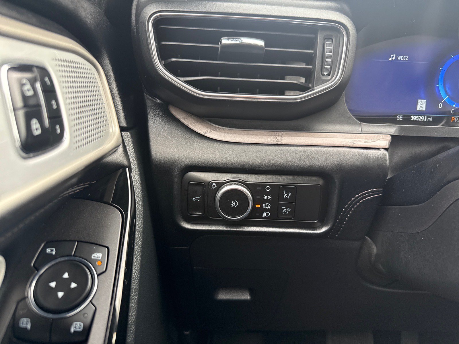 Used 2023 Ford Explorer Platinum w/ Technology Package AWD/4WD image 19