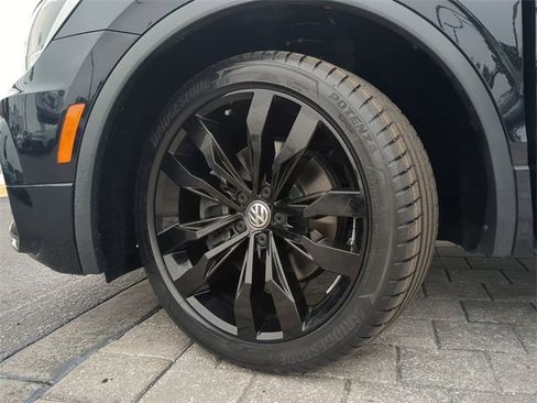 Certified 2020 Volkswagen Tiguan SE R-Line image 34