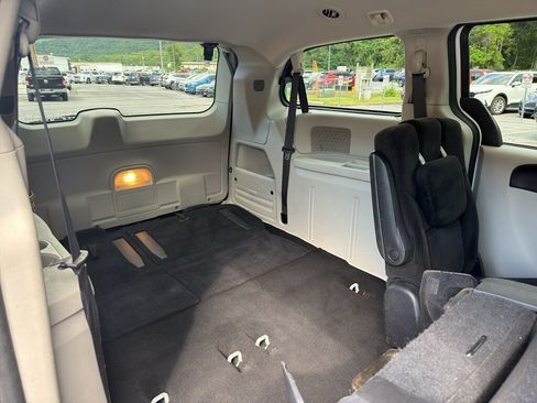 Used 2016 Dodge Grand Caravan SXT w/ Rear Park Assist Package FWD image 24