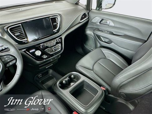 New 2026 Chrysler Pacifica Select w/ S Appearance Package image 19