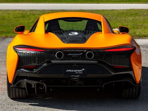 Used 2024 McLaren Artura RWD image 29