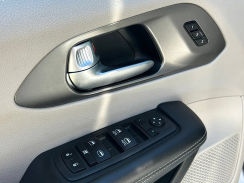 Used 2023 Chrysler Pacifica Touring-L FWD image 19