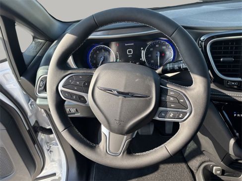 New 2026 Chrysler Pacifica Select image 18