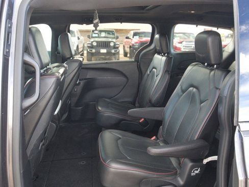 Used 2020 Chrysler Pacifica Limited FWD image 29