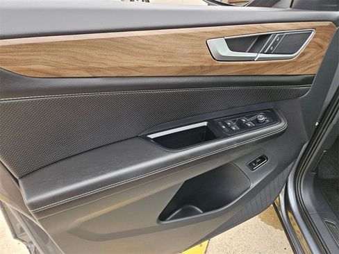 Used 2025 Volkswagen Atlas SE image 13