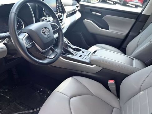 Used 2022 Toyota Highlander XLE AWD/4WD image 24