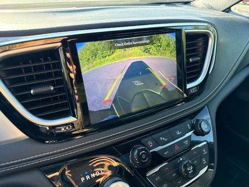 Used 2025 Chrysler Pacifica Limited FWD image 14
