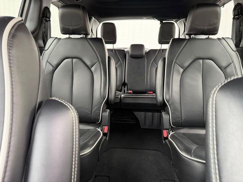 Used 2025 Chrysler Pacifica Limited image 17