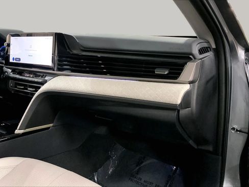 Used 2025 Toyota Camry XLE AWD/4WD image 19