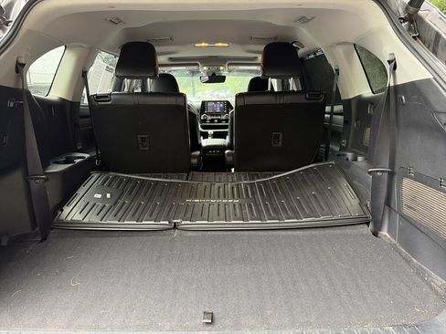 Used 2022 Toyota Highlander XLE FWD image 31