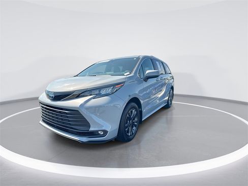 Used 2024 Toyota Sienna XLE Woodland Edition image 4