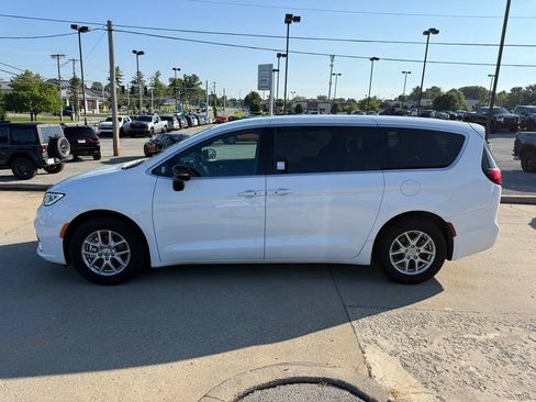 Used 2025 Chrysler Pacifica Select FWD image 9