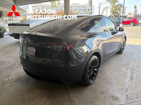 Used 2024 Tesla Model Y Long Range AWD/4WD image 3
