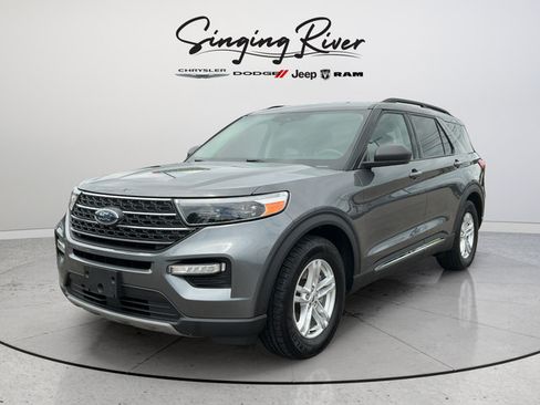 Used 2023 Ford Explorer XLT w/ Equipment Group 202A RWD image 3