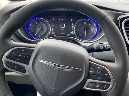 Used 2024 Chrysler Pacifica Touring-L image 8