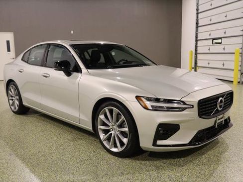 Used 2021 Volvo S60 T5 Momentum w/ Premium Package image 1