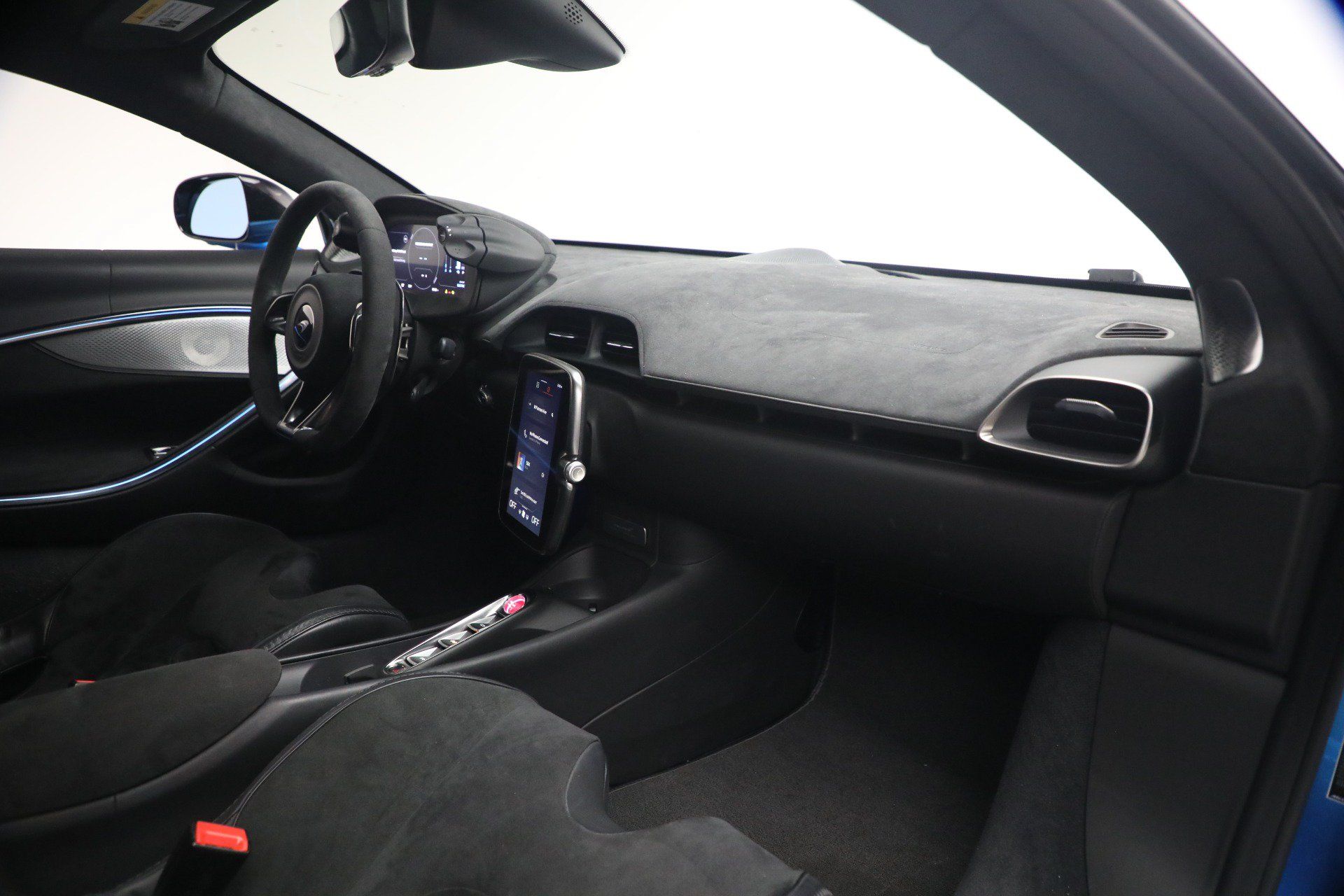 Used 2024 McLaren Artura RWD image 22