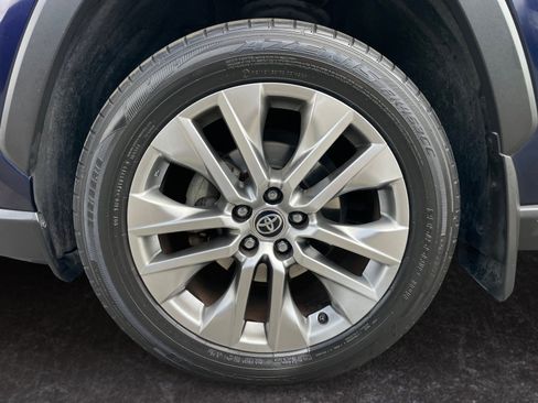 Used 2021 Toyota RAV4 XLE Premium image 7