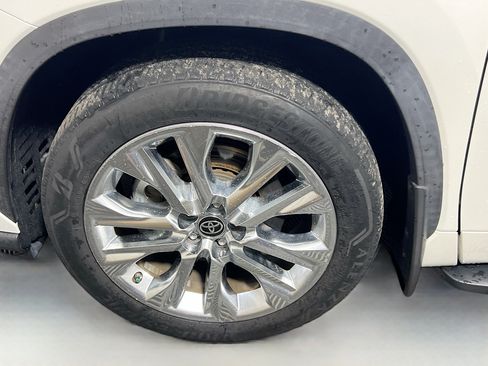 Used 2020 Toyota Highlander Limited FWD image 13