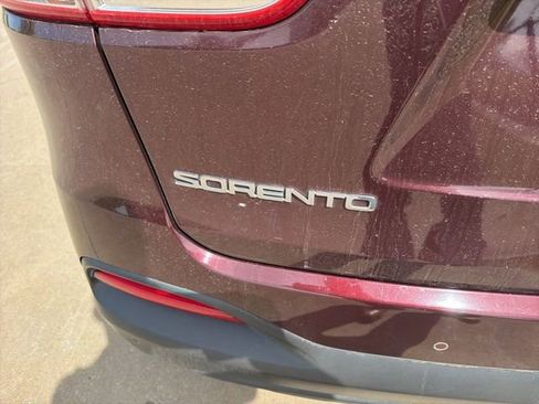 Used 2017 Kia Sorento LX w/ LX Convenience Package image 5