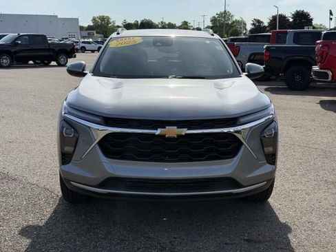 Used 2025 Chevrolet Trax LT FWD image 3