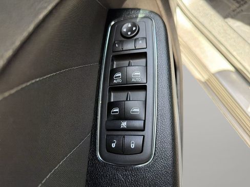 Used 2020 Dodge Charger SXT RWD image 17