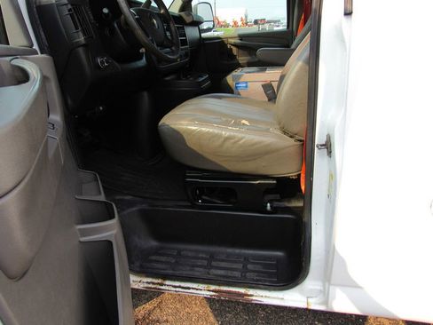 Used 2015 Chevrolet Express 2500 RWD image 29