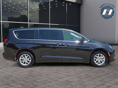 Used 2022 Chrysler Voyager LX FWD image 6