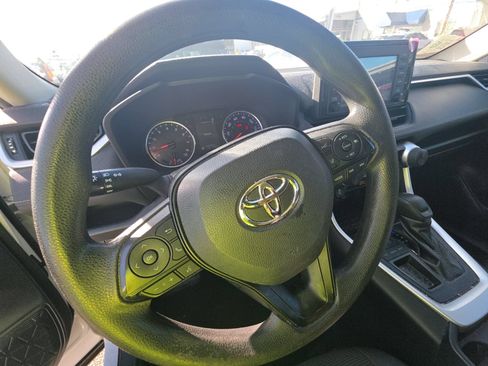 Used 2019 Toyota RAV4 LE FWD image 6