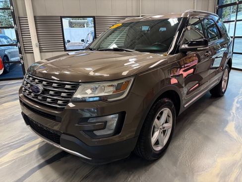 Used 2016 Ford Explorer XLT w/ Equipment Group 202A AWD/4WD image 3