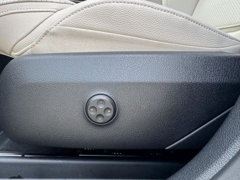 Certified 2025 Mercedes-Benz GLC 300 image 8