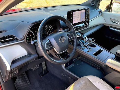 Used 2021 Toyota Sienna Limited image 18