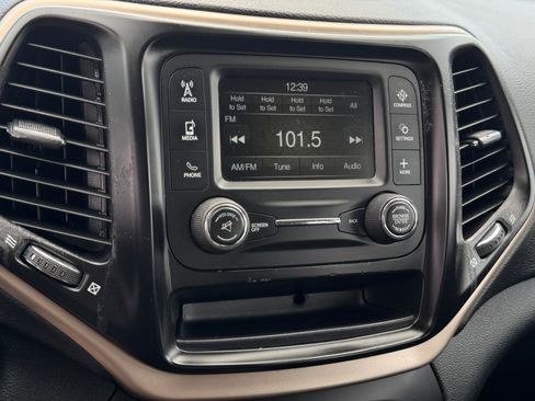 Used 2016 Jeep Cherokee Sport image 15