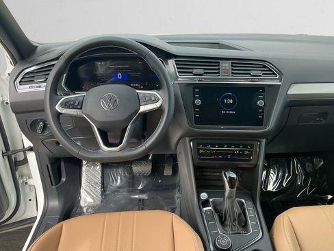 Used 2023 Volkswagen Tiguan SE w/ Panoramic Sunroof Package image 10