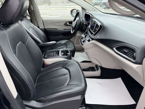 Used 2021 Chrysler Voyager Lxi image 17