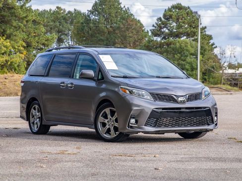 Used 2018 Toyota Sienna SE image 3