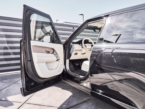 Used 2024 Land Rover Range Rover Long Wheelbase SE image 28