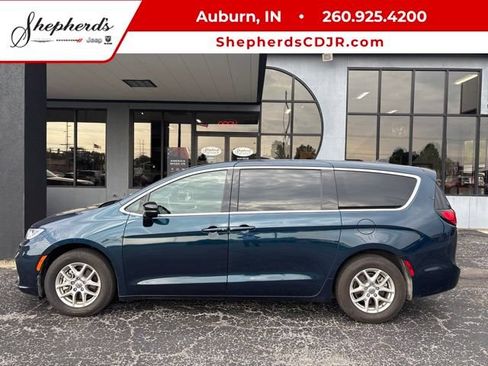 Used 2025 Chrysler Pacifica Select FWD image 1
